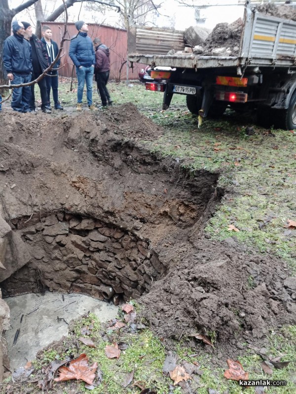 Яма за отпадни води се откри след пропадане на градинка в междублоково пространство в Казанлък / Новини от Казанлък