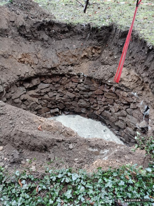 Яма за отпадни води се откри след пропадане на градинка в междублоково пространство в Казанлък