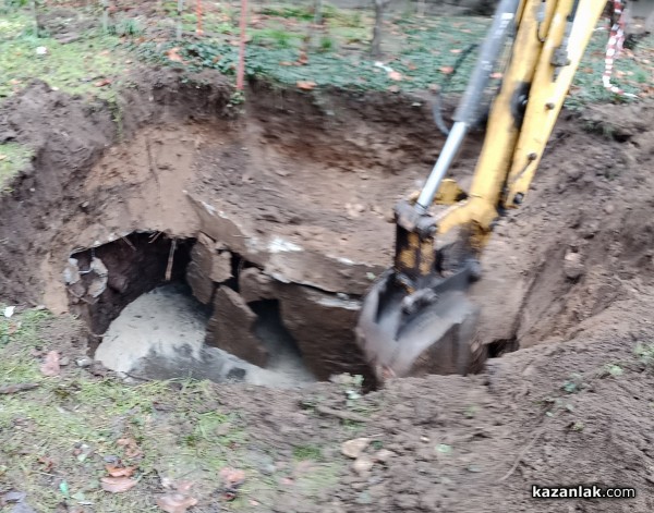 Яма за отпадни води се откри след пропадане на градинка в междублоково пространство в Казанлък