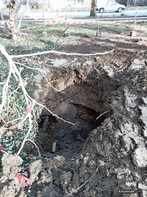 Яма за отпадни води се откри след пропадане на градинка в междублоково пространство в Казанлък