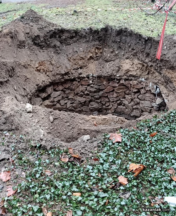 Яма за отпадни води се откри след пропадане на градинка в междублоково пространство в Казанлък