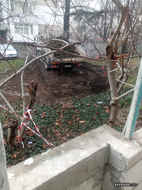 Яма за отпадни води се откри след пропадане на градинка в междублоково пространство в Казанлък