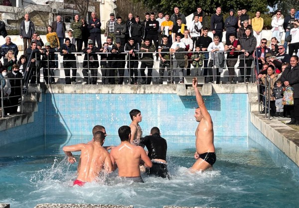 Казанлъчанин хвана кръста в Ивайловград