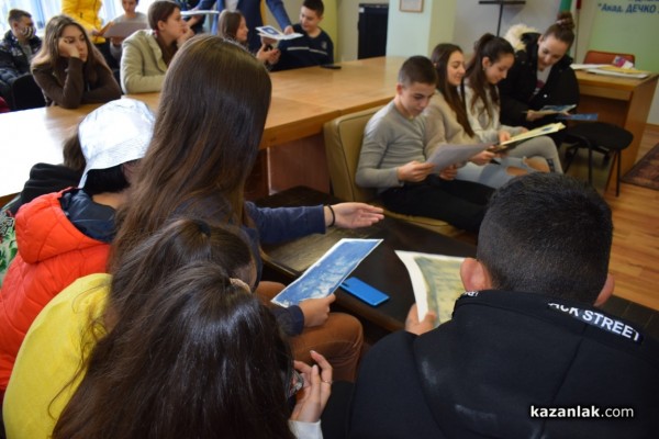 Фотографи показаха магията на синия принт пред казанлъшки ученици