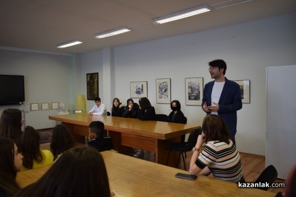 Фотографи показаха магията на синия принт пред казанлъшки ученици