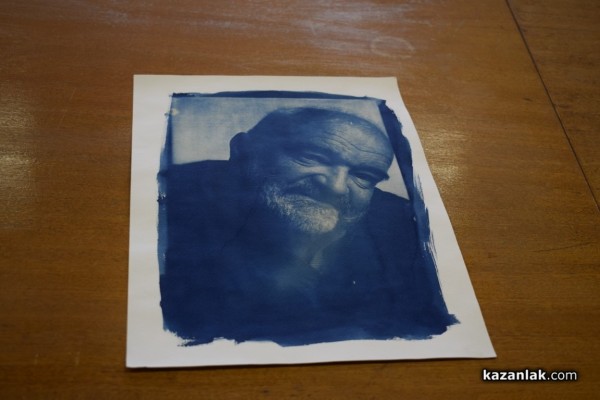 Фотографи показаха магията на синия принт пред казанлъшки ученици