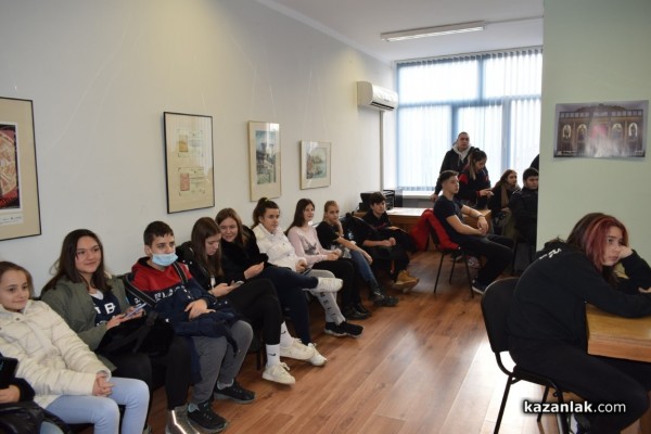 Фотографи показаха магията на синия принт пред казанлъшки ученици