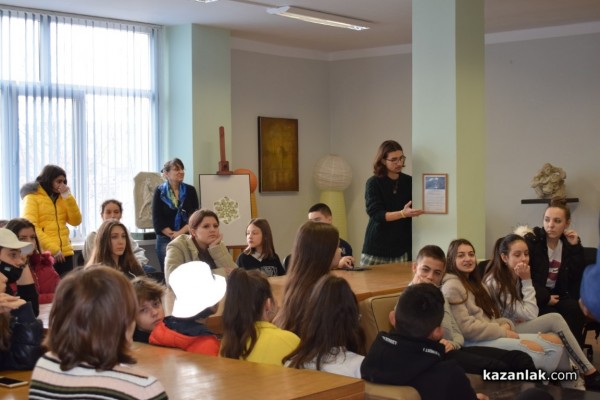 Фотографи показаха магията на синия принт пред казанлъшки ученици