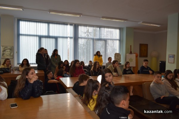 Фотографи показаха магията на синия принт пред казанлъшки ученици