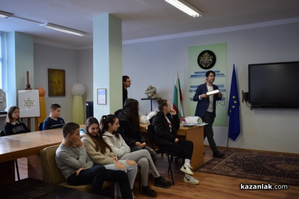 Фотографи показаха магията на синия принт пред казанлъшки ученици