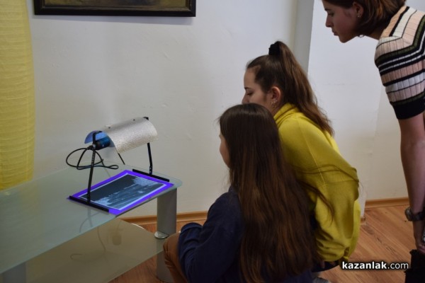 Фотографи показаха магията на синия принт пред казанлъшки ученици