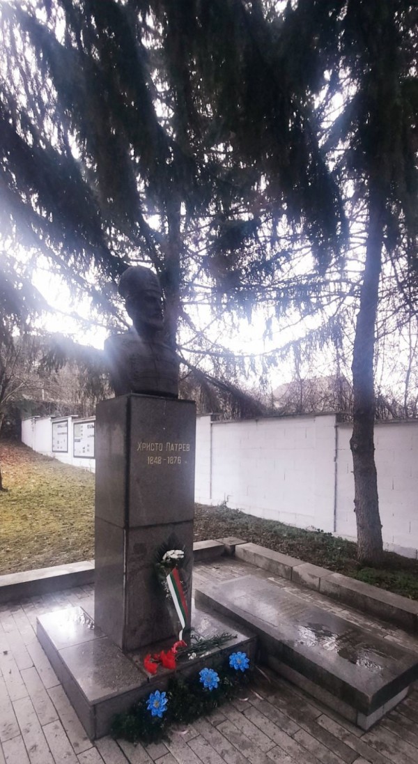 144 години Шипка е признателна и свежда глава 