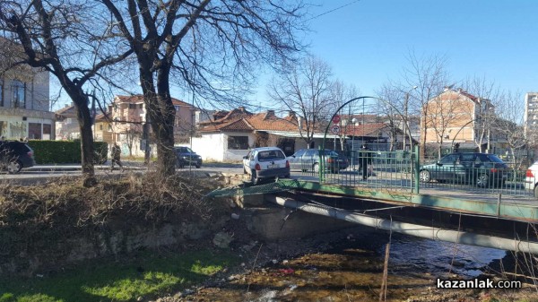 Корса за малко не влезе в реката след катастрофа