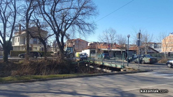 Корса за малко не влезе в реката след катастрофа