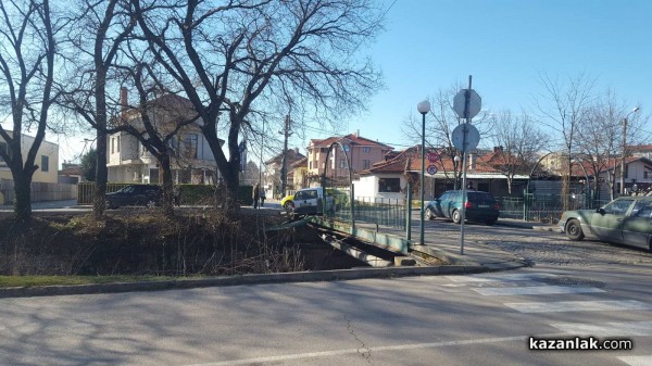 Корса за малко не влезе в реката след катастрофа