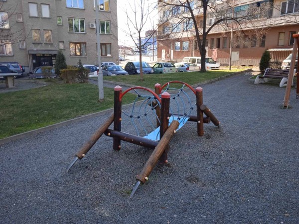 Ремонтираха площадката зад ДЗИ