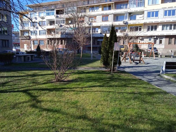 Ремонтираха площадката зад ДЗИ