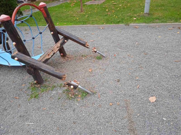 Ремонтираха площадката зад ДЗИ