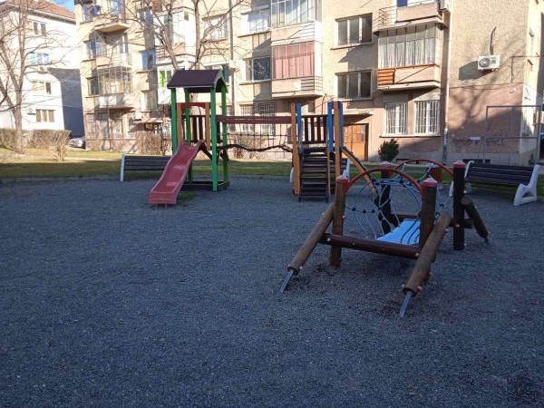 Ремонтираха площадката зад ДЗИ