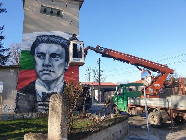 Поставиха осветление върху стенописа на Апостола в село Розово