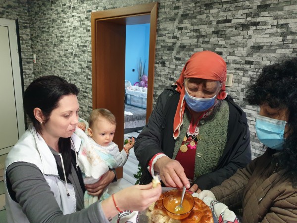 В Розово спазиха традицията за празника 