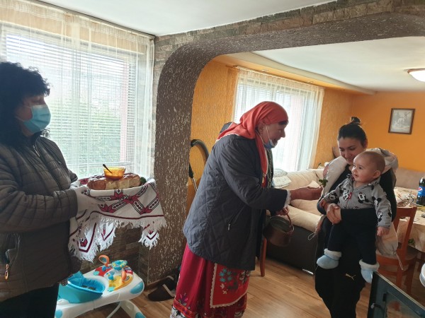 В Розово спазиха традицията за празника 