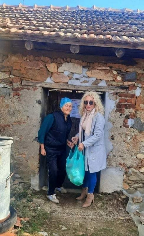 Сдружение “Бъдеще за децата“ раздаде 50 хранителни пакети на нуждаещите се 