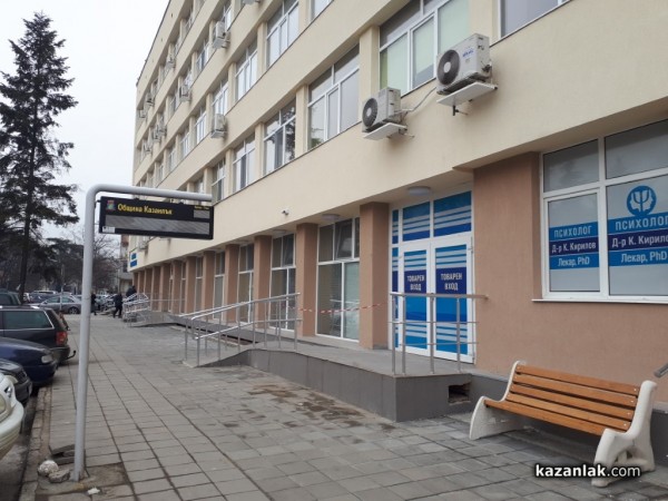 Осъвременяването на сградата на Поликлиниката продължава