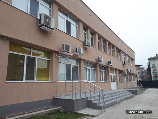 Осъвременяването на сградата на Поликлиниката продължава