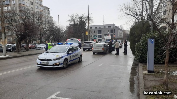 Мерцедес се заби във Форд, спрял да пропусне пешеходец