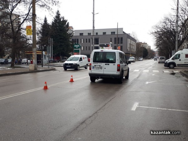 Мерцедес се заби във Форд, спрял да пропусне пешеходец