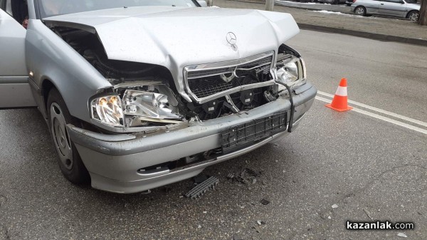 Мерцедес се заби във Форд, спрял да пропусне пешеходец