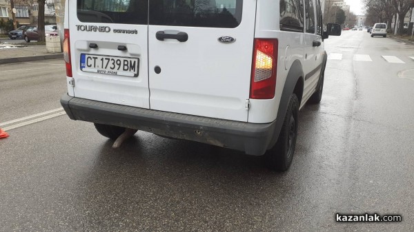 Мерцедес се заби във Форд, спрял да пропусне пешеходец