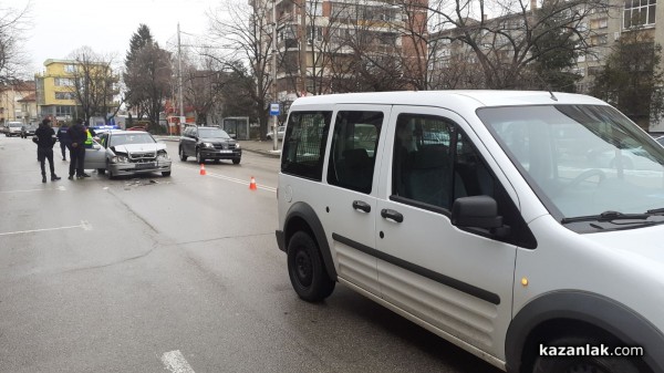 Мерцедес се заби във Форд, спрял да пропусне пешеходец