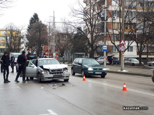 Мерцедес се заби във Форд, спрял да пропусне пешеходец