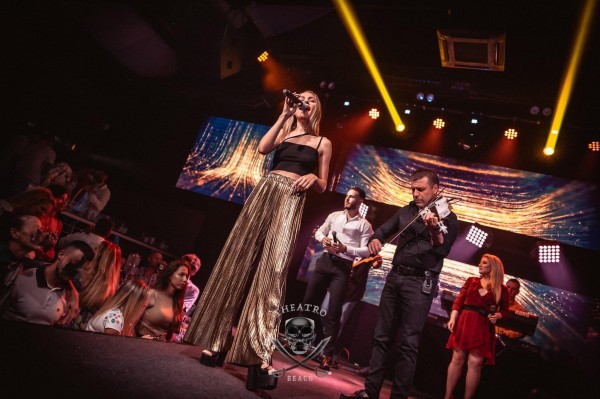 Казанлъчанка изпя саундтрака на най-гледания филм в кината в момента