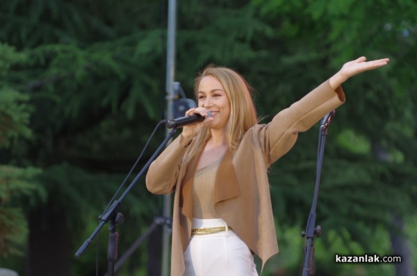 Казанлъчанка изпя саундтрака на най-гледания филм в кината в момента