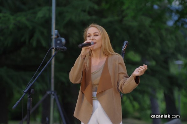 Казанлъчанка изпя саундтрака на най-гледания филм в кината в момента