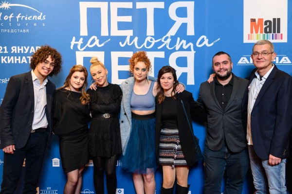 Казанлъчанка изпя саундтрака на най-гледания филм в кината в момента