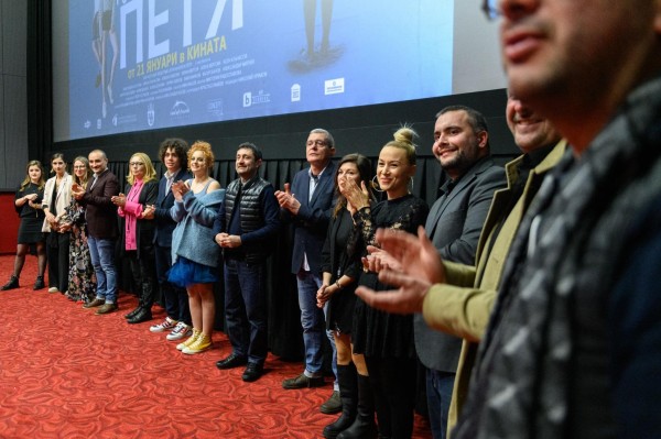 Казанлъчанка изпя саундтрака на най-гледания филм в кината в момента