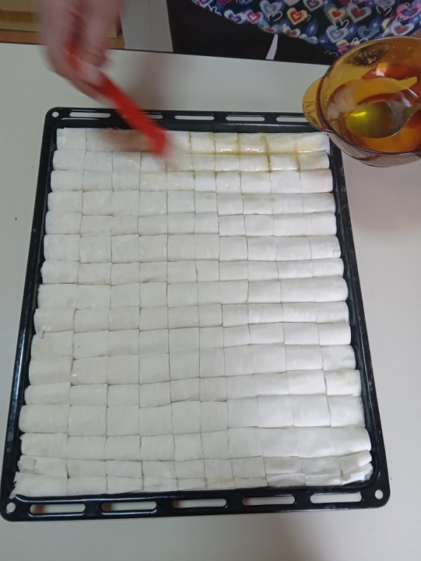 Малчугани от Детския център навиха вкусна баклава