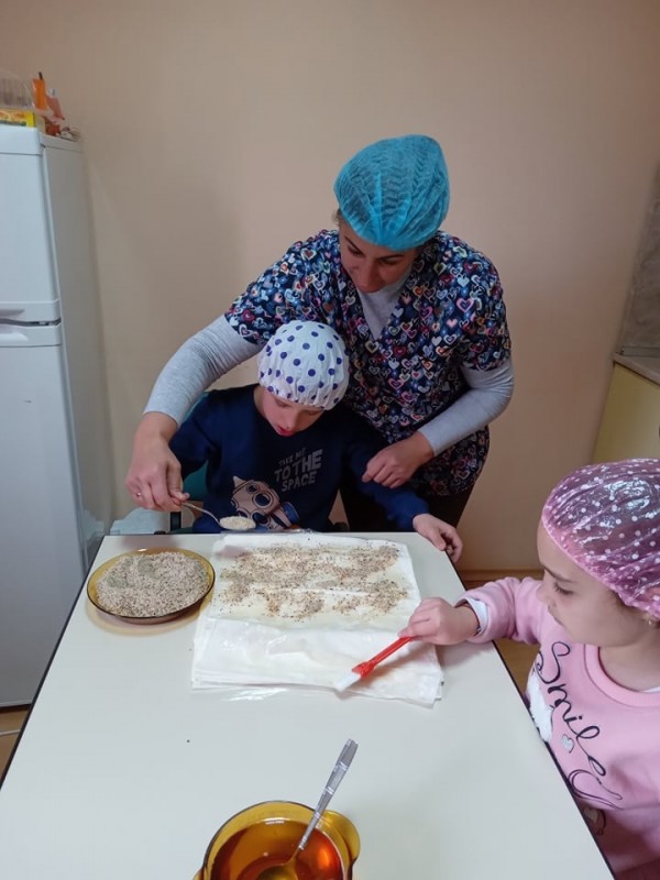 Малчугани от Детския център навиха вкусна баклава