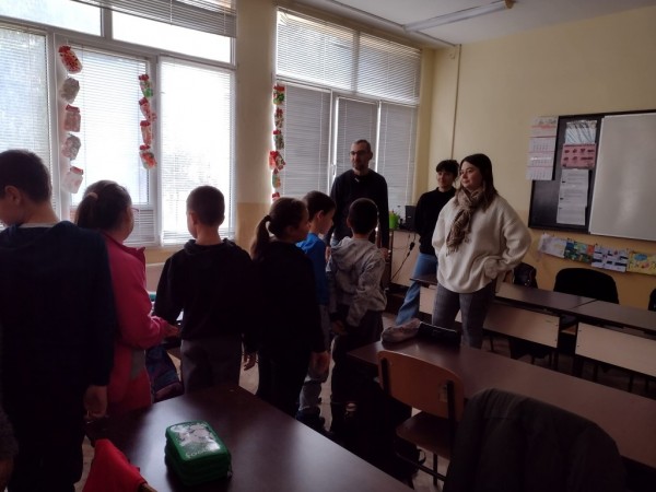 Доброволците гостуваха в ОУ „Никола Вапцаров” 