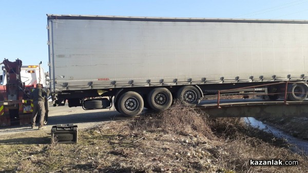 ТИР се заклещи на моста в посока Овощник