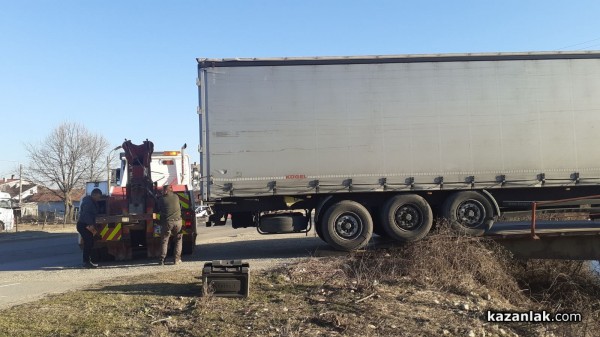 ТИР се заклещи на моста в посока Овощник