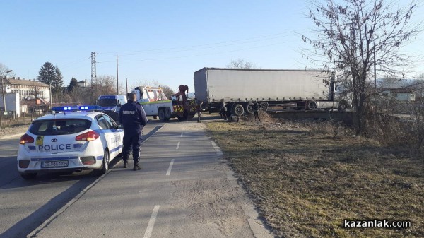 ТИР се заклещи на моста в посока Овощник