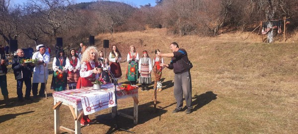 Любовта към традициите събра шипченци на празника Трифон Зарезан