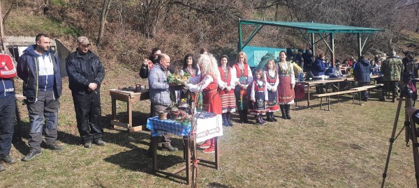 Любовта към традициите събра шипченци на празника Трифон Зарезан