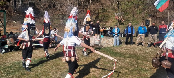 Любовта към традициите събра шипченци на празника Трифон Зарезан