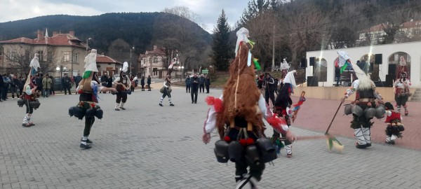 Любовта към традициите събра шипченци на празника Трифон Зарезан